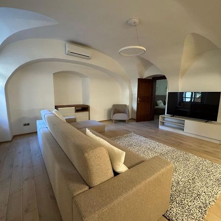 Hotel U 3 Pstrosu Прага Екстериор снимка