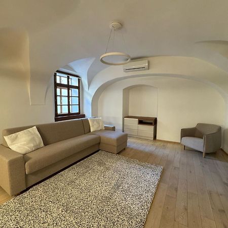 Hotel U 3 Pstrosu Прага Екстериор снимка