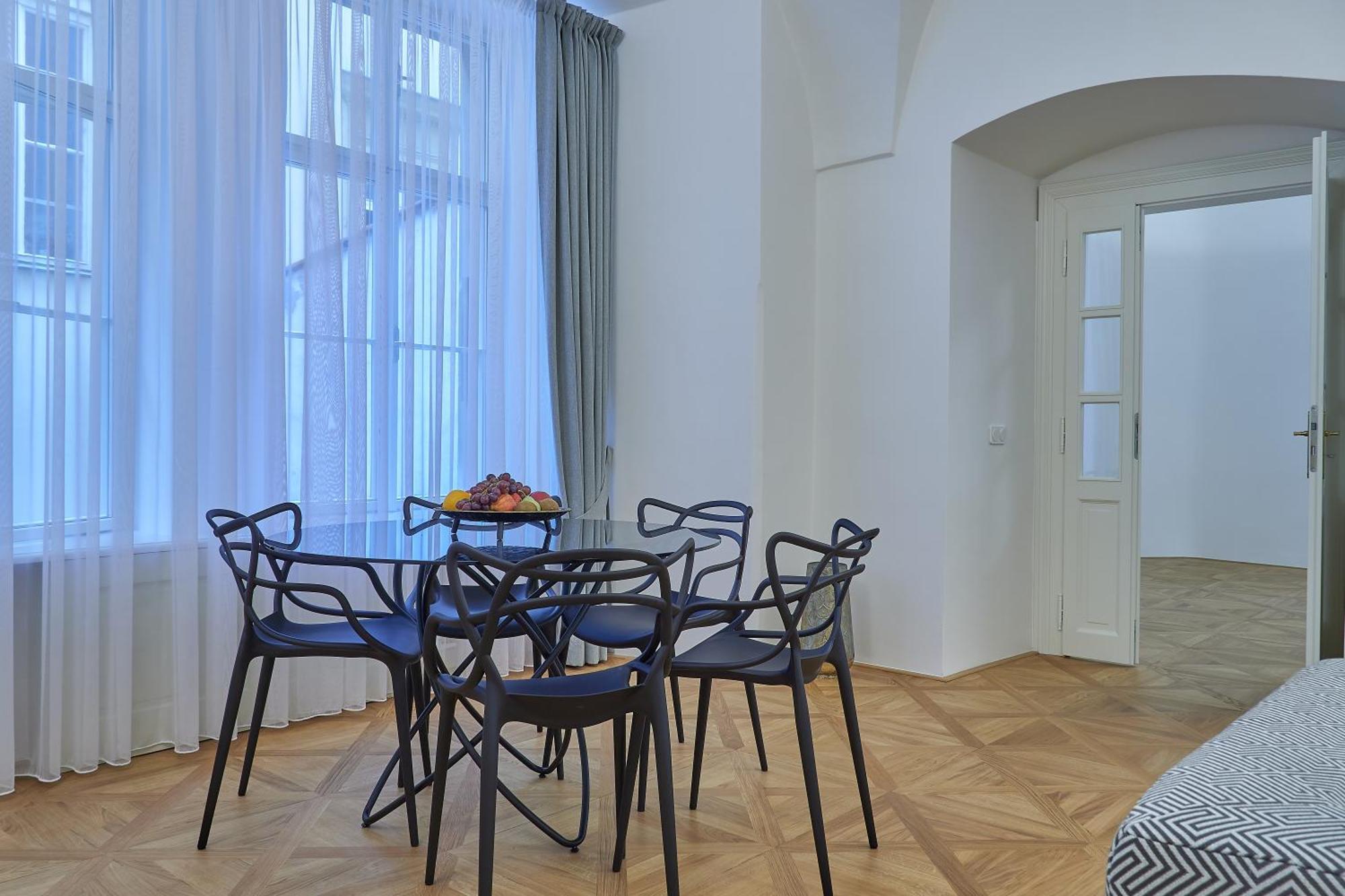 Hotel U 3 Pstrosu Прага Екстериор снимка
