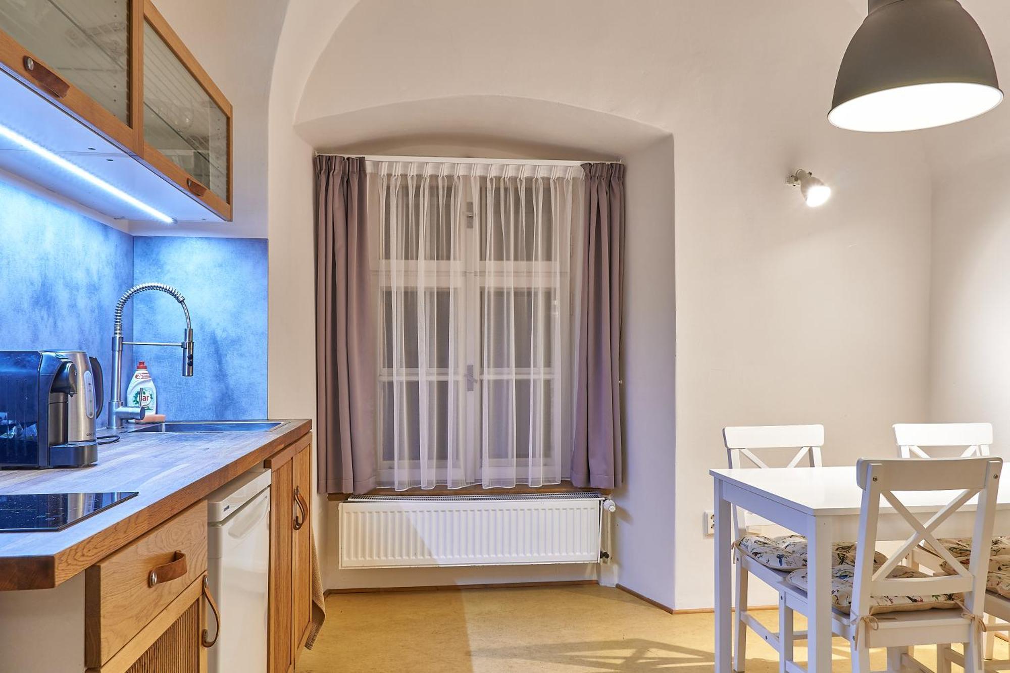 Hotel U 3 Pstrosu Прага Екстериор снимка