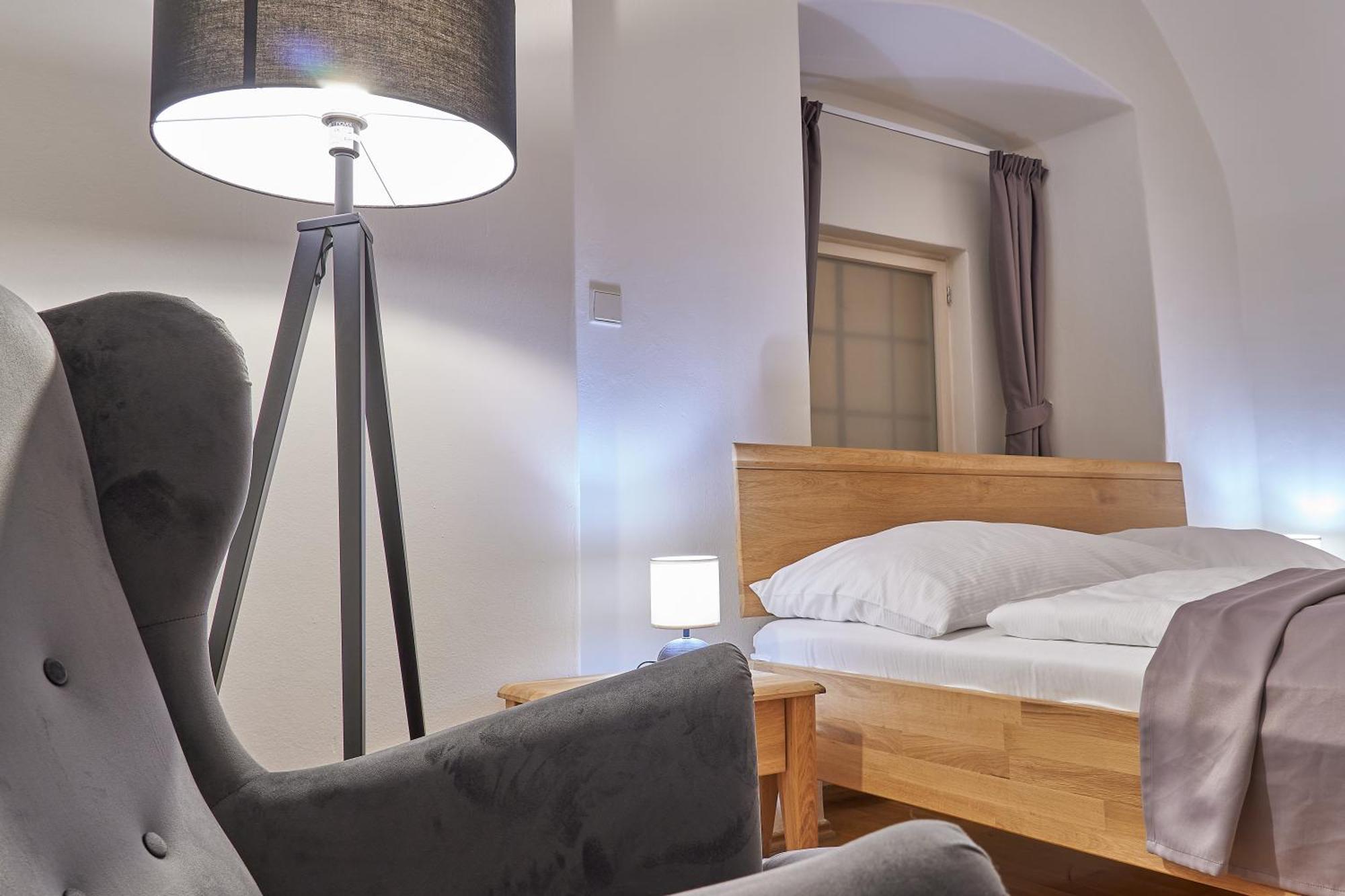 Hotel U 3 Pstrosu Прага Екстериор снимка