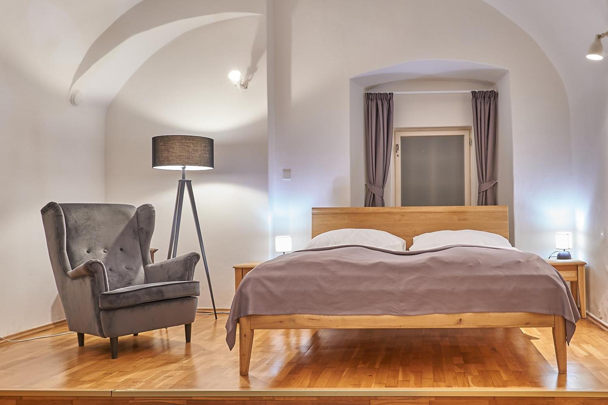 Hotel U 3 Pstrosu Прага Екстериор снимка
