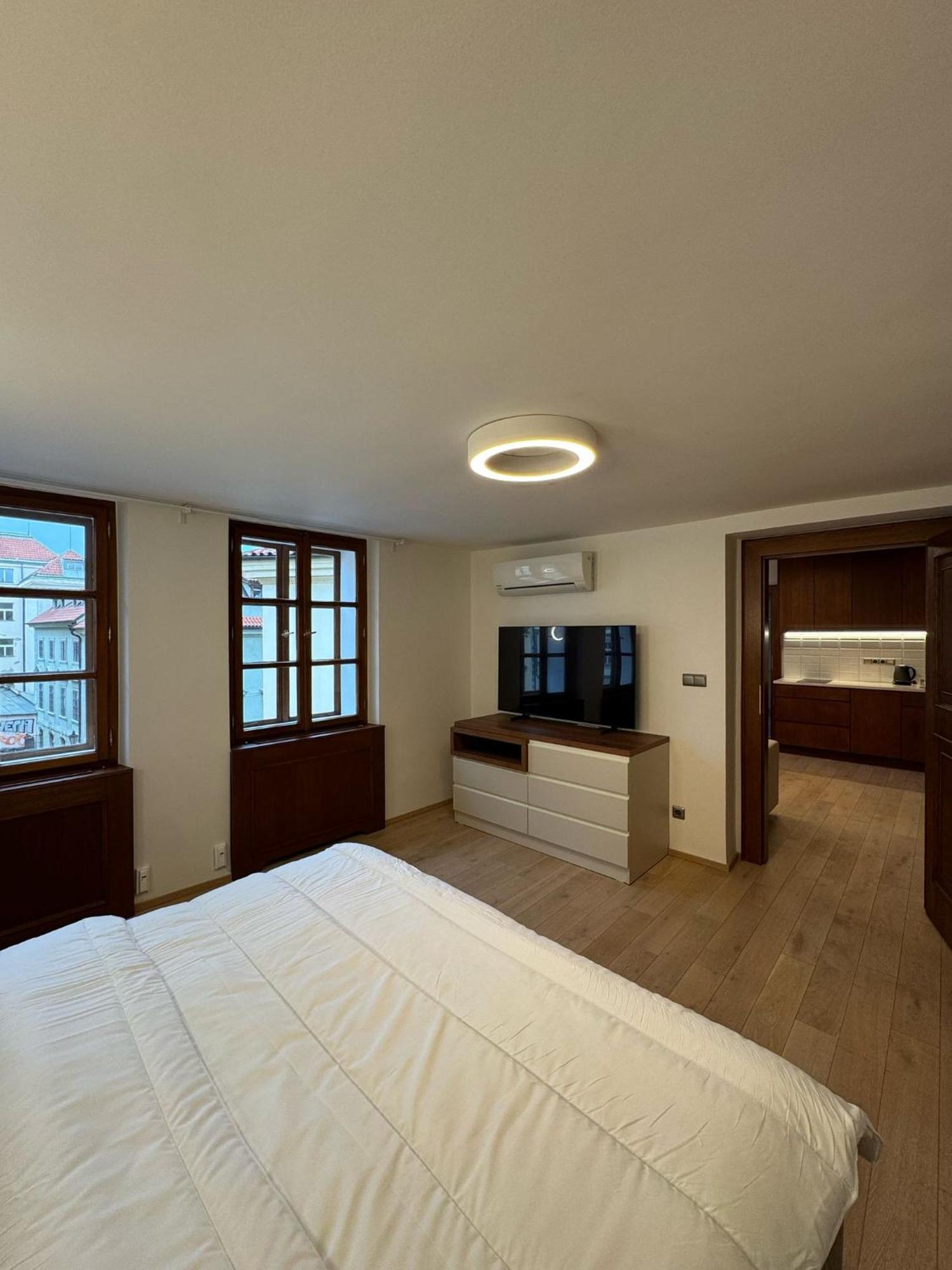 Hotel U 3 Pstrosu Прага Екстериор снимка
