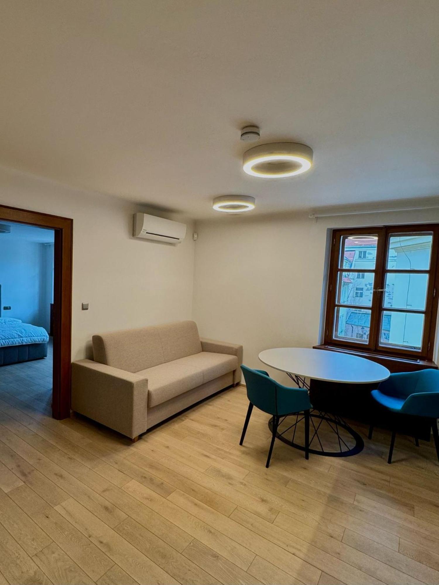 Hotel U 3 Pstrosu Прага Екстериор снимка