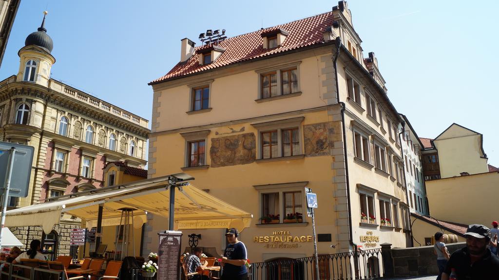 Hotel U 3 Pstrosu Прага Екстериор снимка